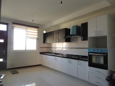 casa-3-pisos-estilo-minimalista-en-condominio