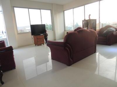 casa-de-3-pisos-sobre-blanco-galindo