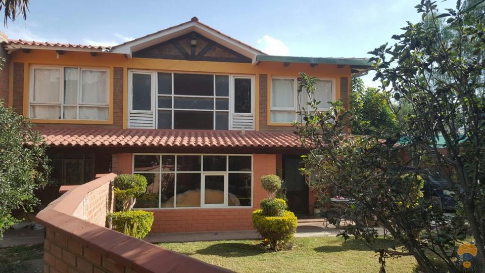 1-thumbnail-hermosa-casa-con-2-construcciones-sector-colegio-aisb