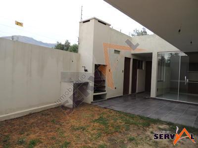 hermosa-casa-en-pequeno-condominio-attie