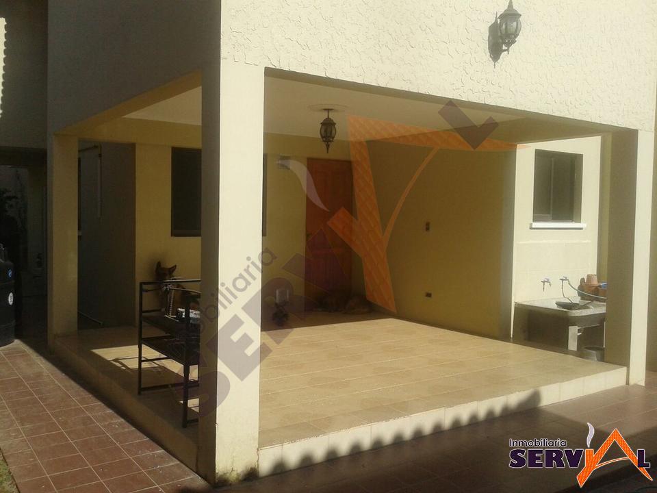 8-thumbnail-casa-de-2-plantas-en-circunvalacion-eudoro-galindo